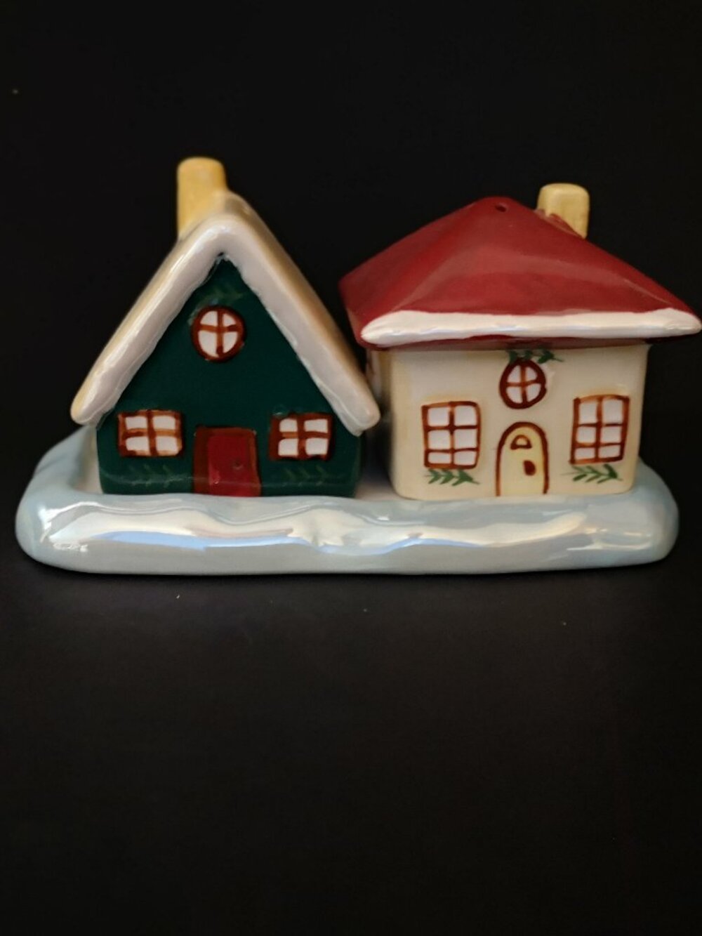 Russ Berrie Cottage Christmas Ceramic Salt & Pepper Shakers w/ Display Tray New